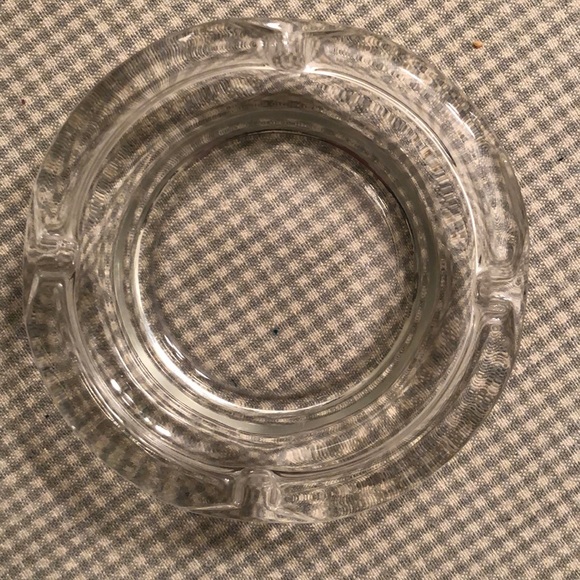 VINTAGE ROUND CLEAR GLASS ASHTRAY 4 1/2” x 1” TRINKETS RINGS COINS DISH - #438 - Picture 4 of 6